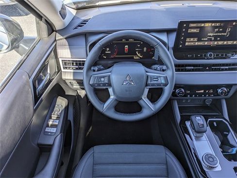New 2025 Mitsubishi Outlander SE image 17
