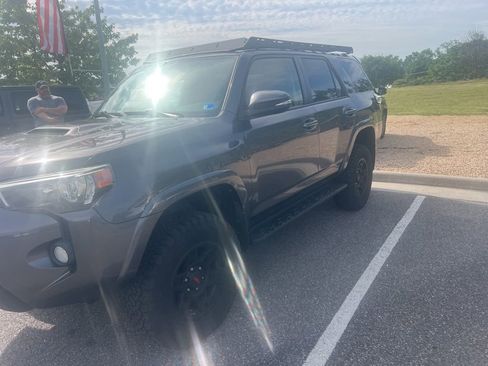 Used 2018 Toyota 4Runner TRD Off-Road Premium AWD/4WD image 2
