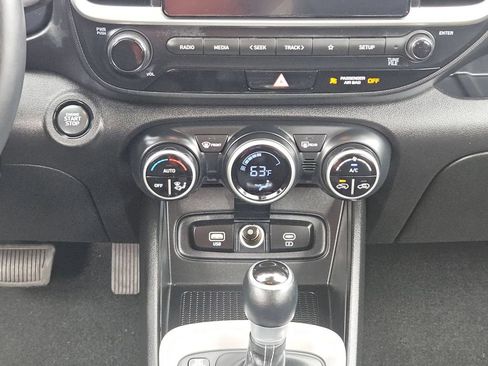 Used 2025 Hyundai Venue SEL FWD image 21