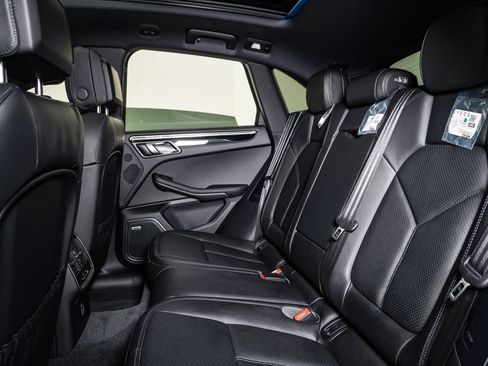 Certified 2026 Porsche Macan AWD/4WD image 17
