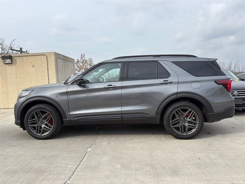 Used 2025 Ford Explorer ST-Line w/ ST-Line Street Pack image 8