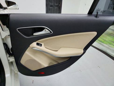 Used 2015 Mercedes-Benz CLA 250 image 28