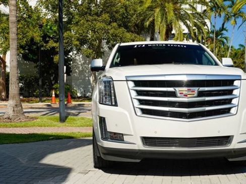 Used 2019 Cadillac Escalade ESV Premium Luxury RWD image 6