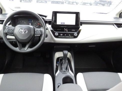 Used 2023 Toyota Corolla LE image 2