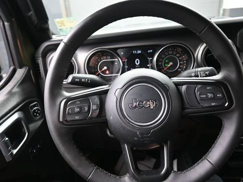Used 2023 Jeep Gladiator Sport AWD/4WD image 8