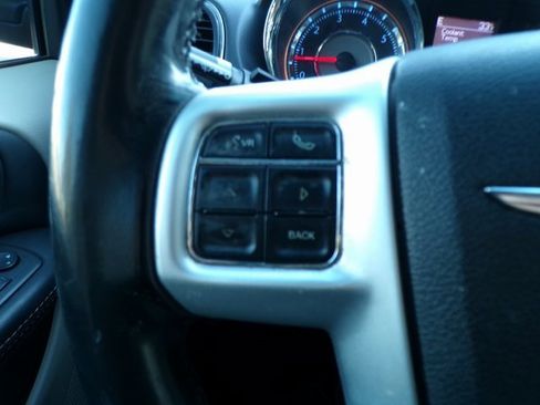 Used 2014 Chrysler Town & Country Touring image 21