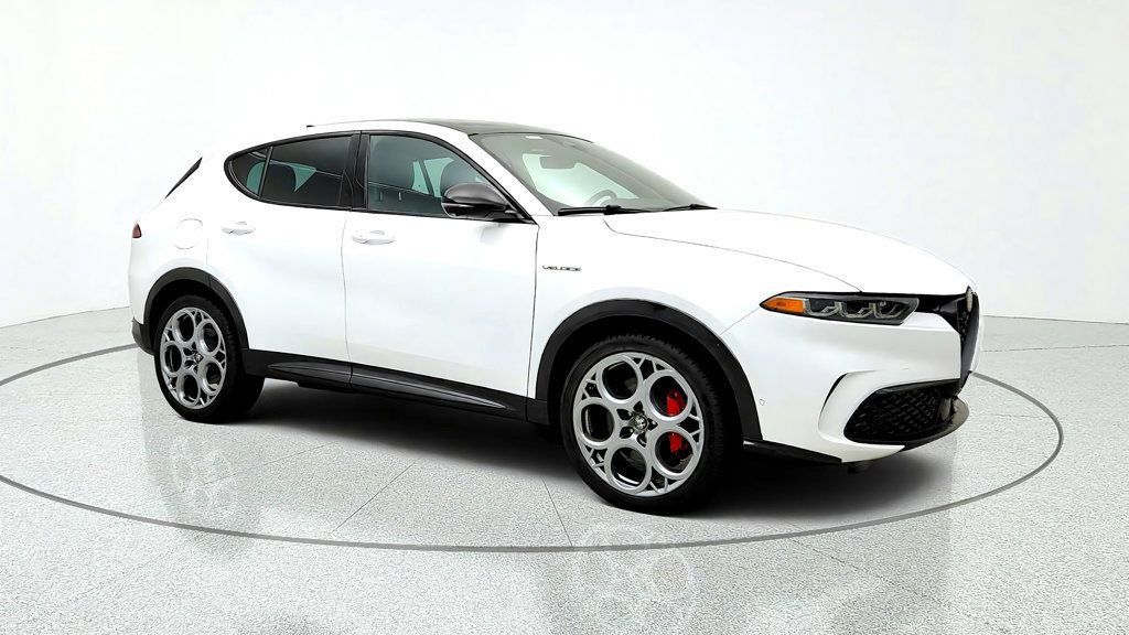 Used 2024 Alfa Romeo Tonale Veloce w/ Active Assist Package AWD/4WD image 3