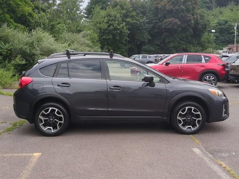 Used 2017 Subaru Crosstrek 2.0i Premium AWD/4WD image 3