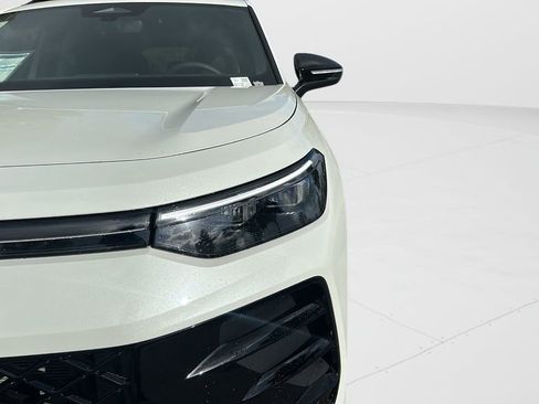 New 2026 Volkswagen Tiguan SE R-Line FWD image 9