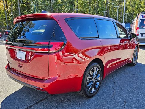 New 2026 Chrysler Pacifica Select image 12