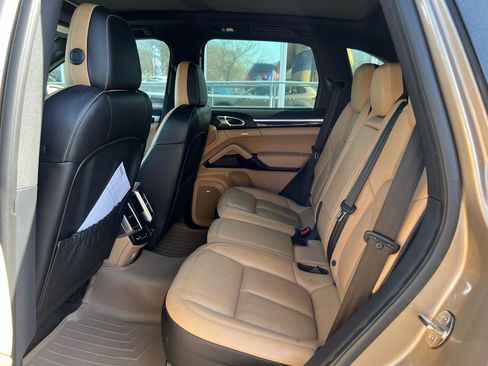 Used 2016 Porsche Cayenne w/ Premium Package Plus image 11