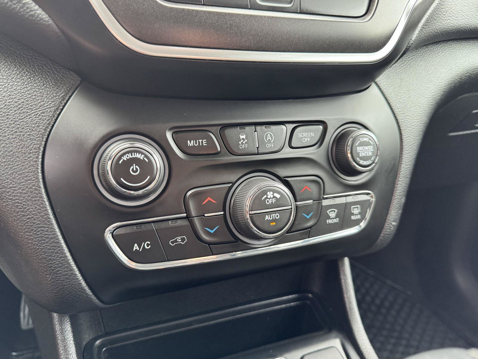 Used 2019 Jeep Cherokee Trailhawk w/ Cold Weather Group AWD/4WD image 23
