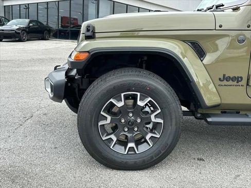 Certified 2025 Jeep Gladiator Sport w/ Premium Package AWD/4WD image 11