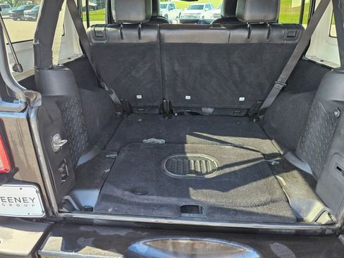Used 2017 Jeep Wrangler Unlimited Sahara w/ Connectivity Group AWD/4WD image 22