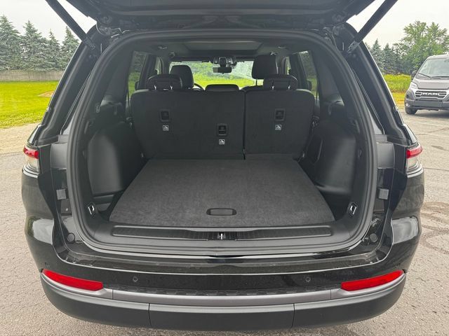 New 2026 Jeep Grand Cherokee Limited AWD/4WD image 17