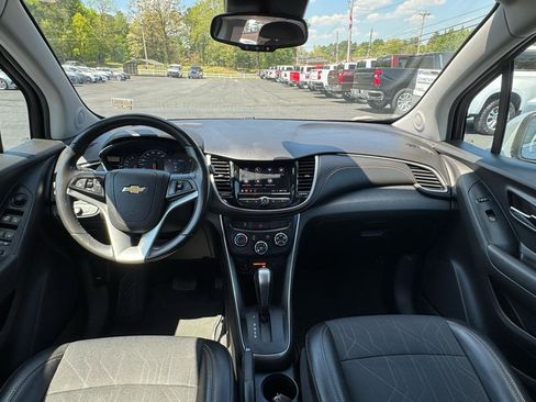 Used 2020 Chevrolet Trax LT w/ LT Convenience Package FWD image 19