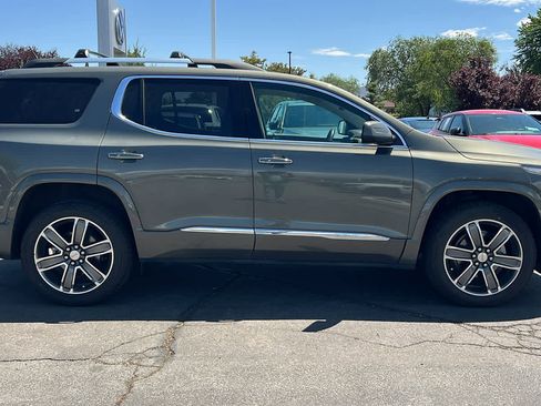 Used 2017 GMC Acadia Denali w/ Technology Package AWD/4WD image 4