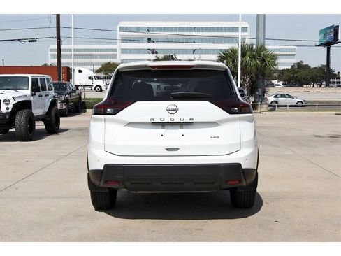 Used 2024 Nissan Rogue S image 5