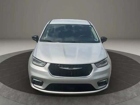 Used 2024 Chrysler Pacifica Touring-L FWD image 8