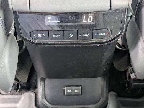 Used 2023 Toyota Highlander XLE FWD image 32