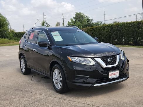 Certified 2018 Nissan Rogue SV w/ Premium Package FWD image 3