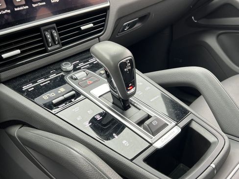 Certified 2022 Porsche Cayenne Platinum Edition image 30
