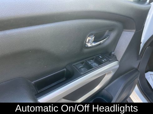 Used 2019 Nissan Titan SV w/ SV Convenience Package image 12
