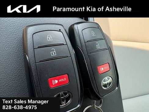 Used 2024 Toyota Prius XLE FWD image 28