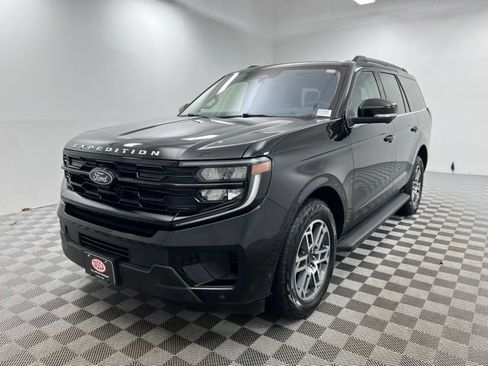 Used 2025 Ford Expedition Active AWD/4WD image 2