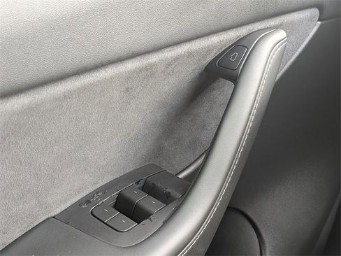 Used 2022 Tesla Model Y Performance image 27