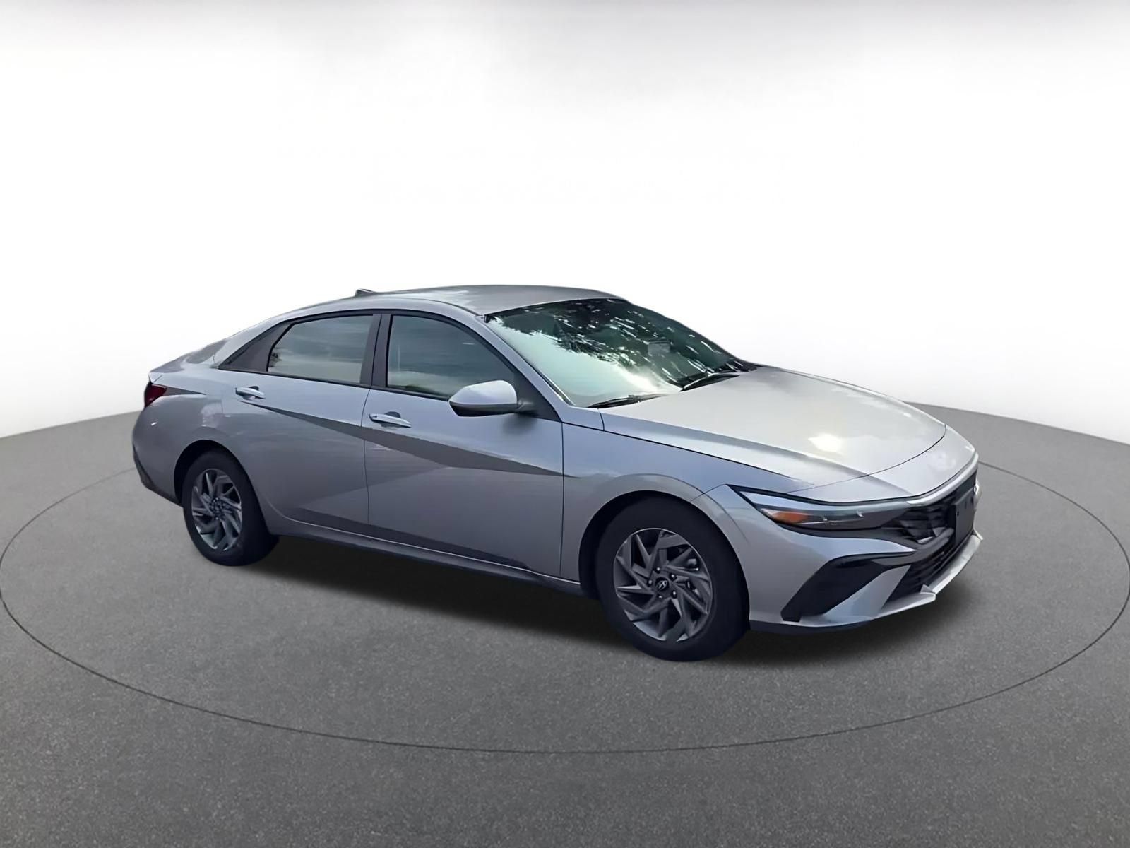 Used 2026 Hyundai Elantra Hybrid FWD image 2