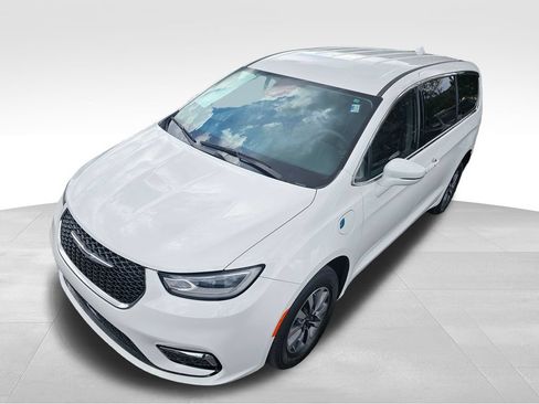 Used 2022 Chrysler Pacifica Touring-L FWD image 5