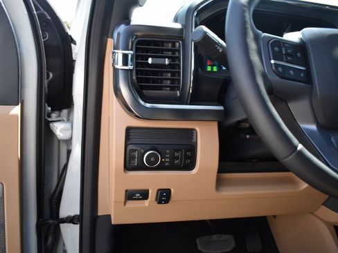 Used 2025 Ford F450 Lariat w/ FX4 Off-Road Package image 27