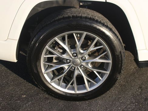 Used 2022 Jeep Grand Cherokee L Summit w/ Luxury Tech Group V image 47