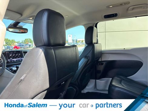 Used 2024 Chrysler Pacifica Touring-L FWD image 12