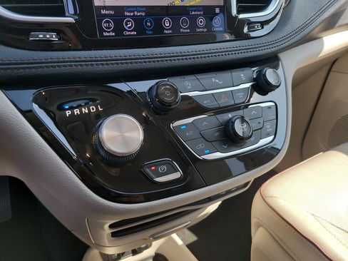 Used 2020 Chrysler Pacifica Limited FWD image 23