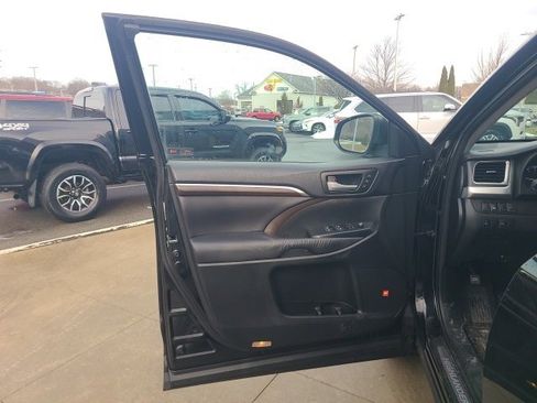 Used 2016 Toyota Highlander Limited image 18