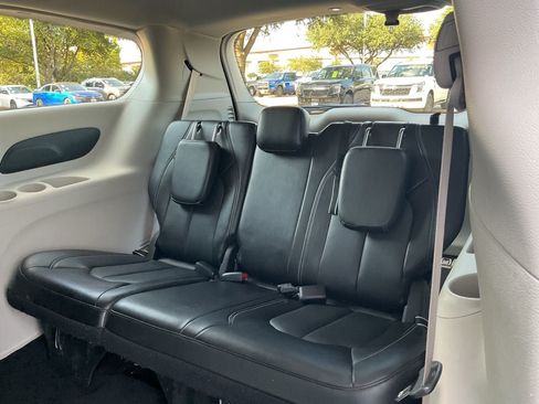 Used 2024 Chrysler Pacifica Touring-L FWD image 12