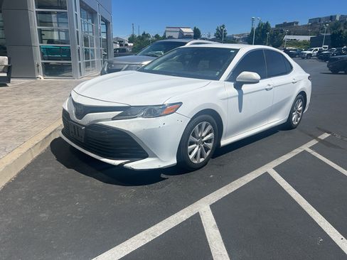 Used 2020 Toyota Camry LE FWD image 9