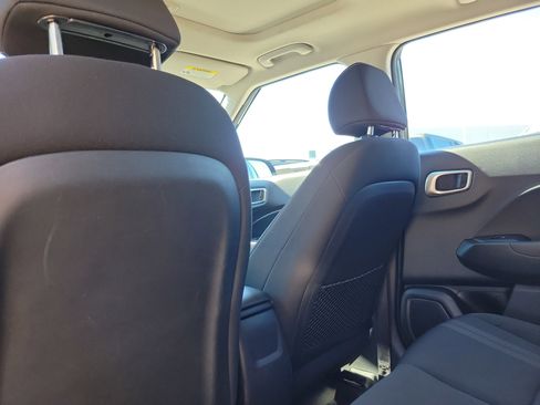 Used 2022 Hyundai Venue SEL image 15