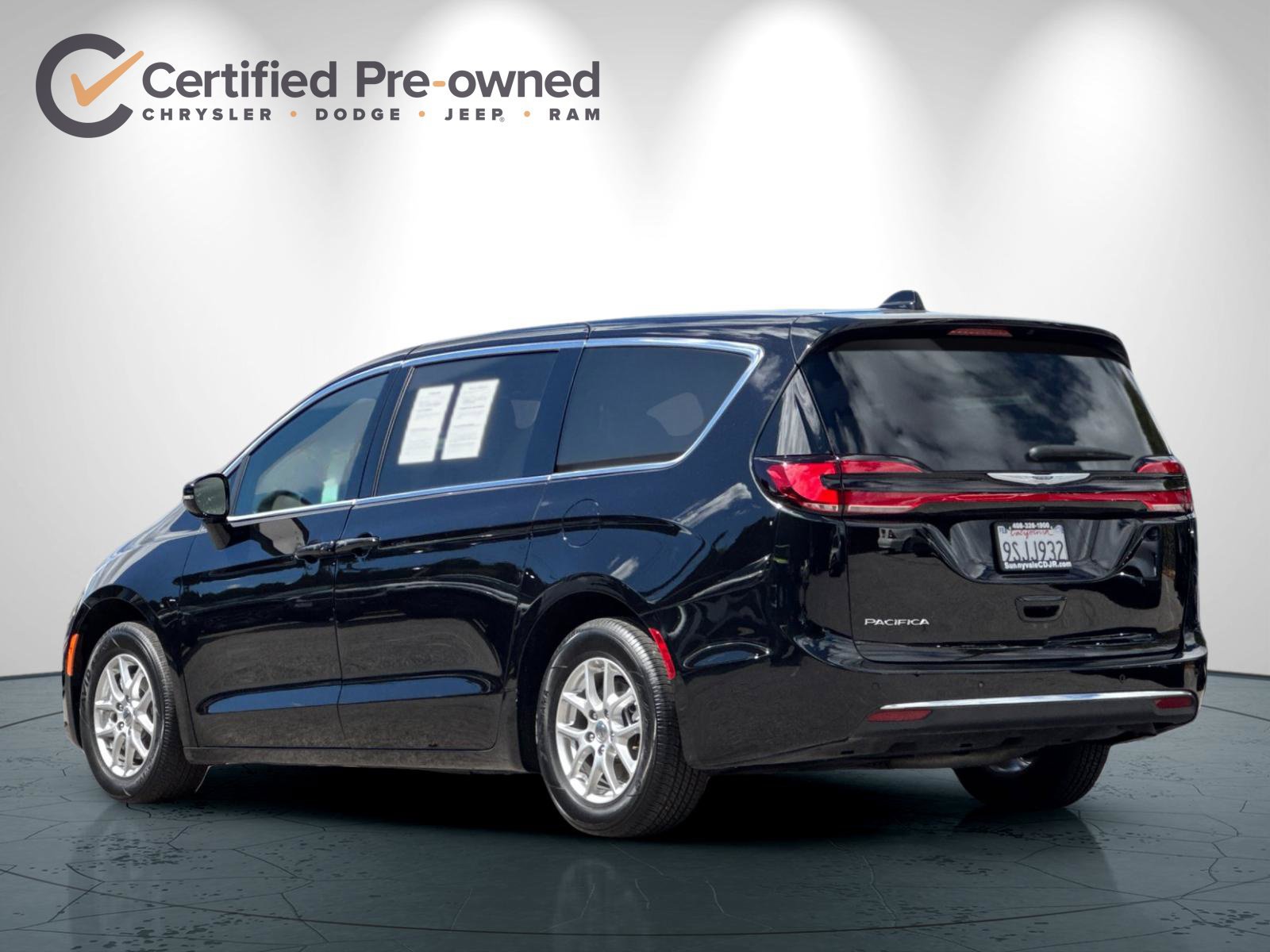 Certified 2025 Chrysler Pacifica Select FWD image 6