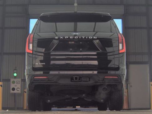 Certified 2025 Ford Expedition Active image 9