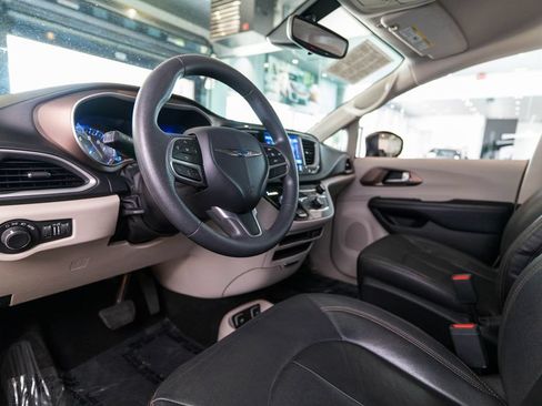 Used 2017 Chrysler Pacifica Touring FWD image 4