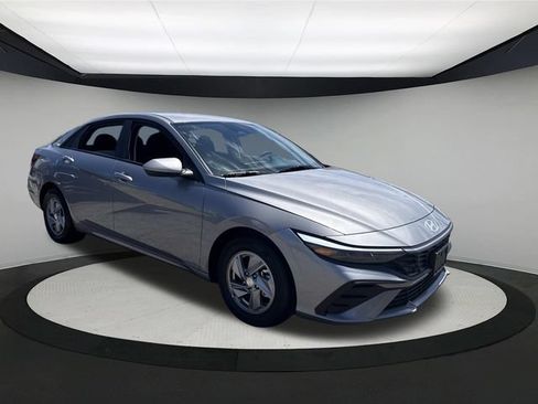 Certified 2026 Hyundai Elantra SE FWD image 2