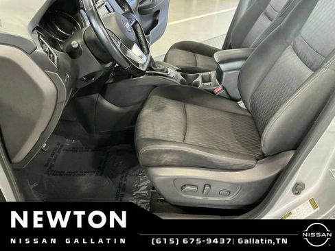 Used 2020 Nissan Rogue SV FWD image 11