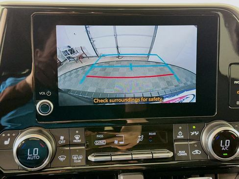 Used 2025 Toyota Highlander XLE FWD image 14