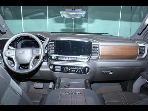 Used 2025 Chevrolet Silverado 2500 High Country w/ High Country Premium Package AWD/4WD image 16