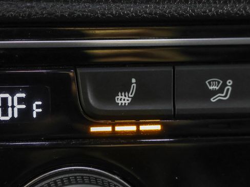 Used 2022 Volkswagen Atlas Cross Sport SEL image 11