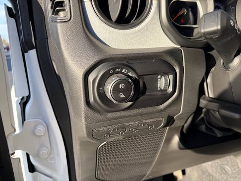 Used 2025 Jeep Gladiator Sport image 11