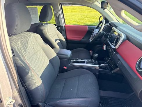 Used 2020 Toyota Tacoma SR5 AWD/4WD image 13